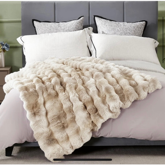 Haalan Faux Rabbit Fur Blanket – 60x80 Reversible Throw - Picture 3 of 8